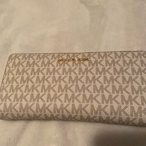 Long continental Michael Kors wallet in mono vanilla